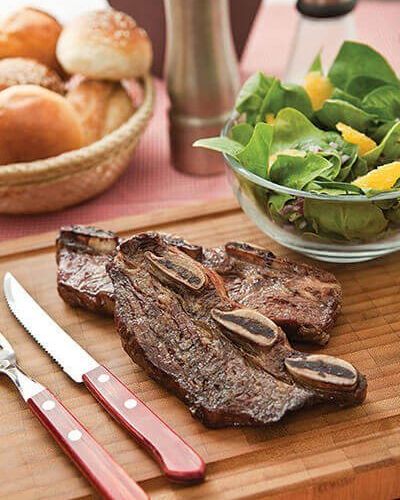 Costilla de res y ensalada de espinaca y naranja