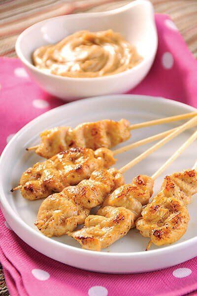 Brochetas de pollo con salsa de cacahuate