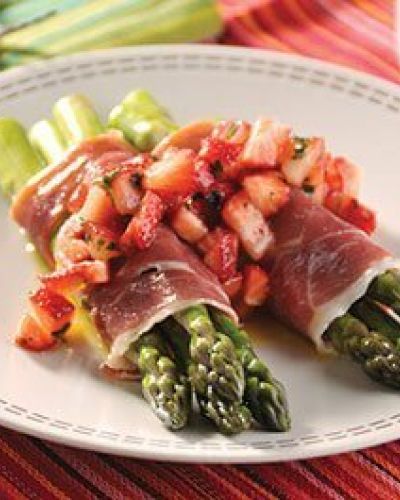 Ensalada de espárragos con fresas y prosciutto