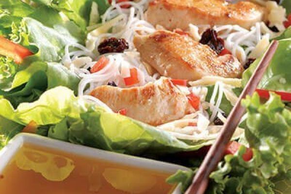 Ensalada de pollo con vinagreta de mostaza y miel