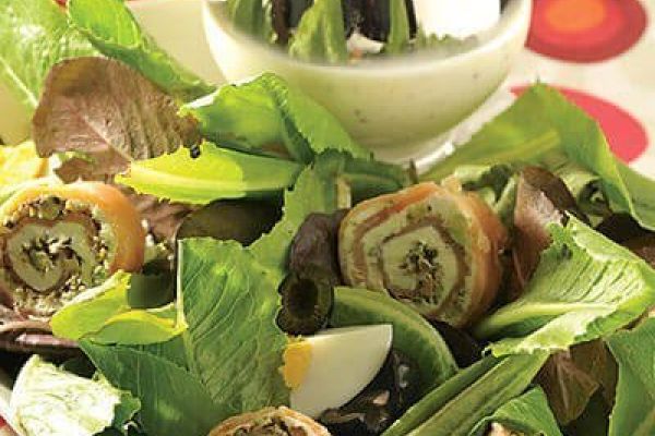 Ensalada de rollitos de salmón ahumado