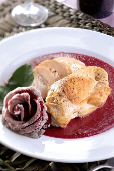 Pechugas rellenas de queso de cabra en salsa de jamaica y petalos de rosa