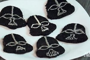 Galletas de chocolate en forma de Darth Vader