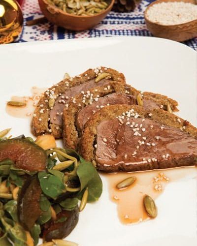 Filete de res en costra de amaranto y salsa de cerveza y miel.