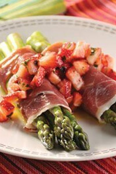 Ensalada de espárragos con fresas y prosciutto