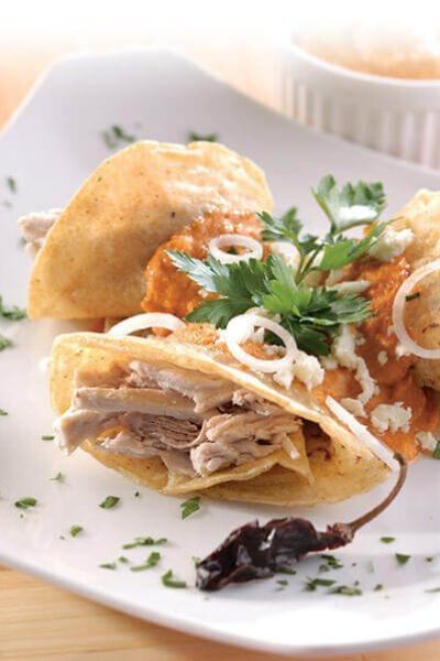 Dobladitas de cerdo con molito de cacahuate