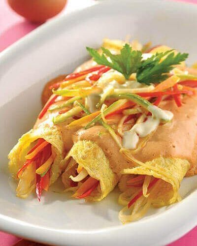 Rollitos de huevo rellenos de verdura