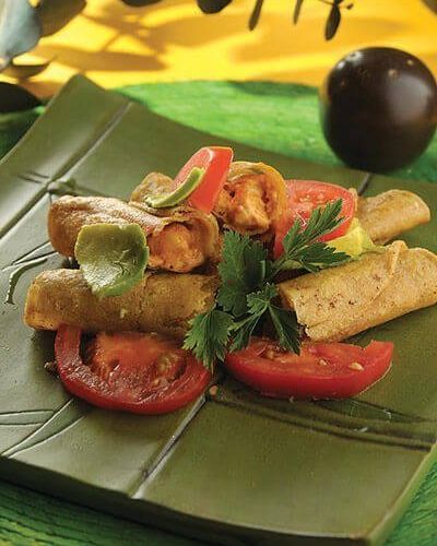 Taquitos de camarón enchipotlados