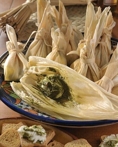 Tamalitos de queso con pesto de pistache