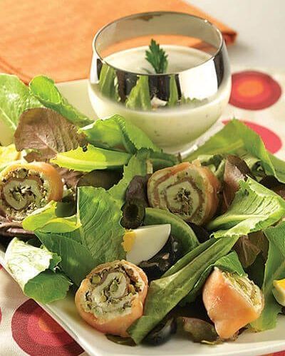 Ensalada de rollitos de salmón ahumado