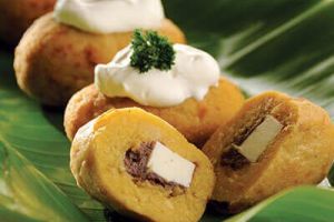 Croquetas de plátano macho rellenas de frijol y queso