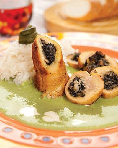 Rollo de pechuga con huitlacoche en salsa de chile poblano
