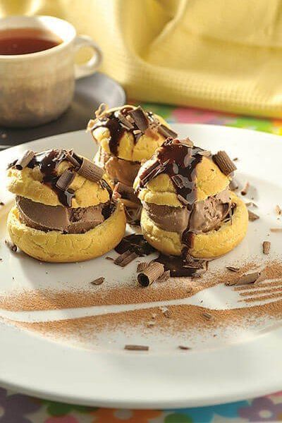 Profiteroles con  helado de chocolate