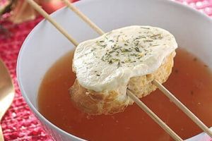 Caldo de jitomate con brocheta de pan