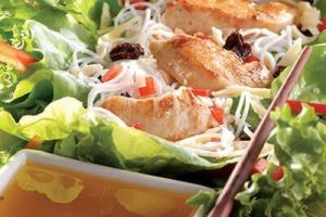 Ensalada de pollo con vinagreta de mostaza y miel