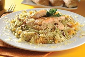 Pasta con salmón y salsa de nuez con chipotle