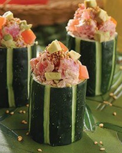 Vasitos de pepino rellenos de atún al chipotle