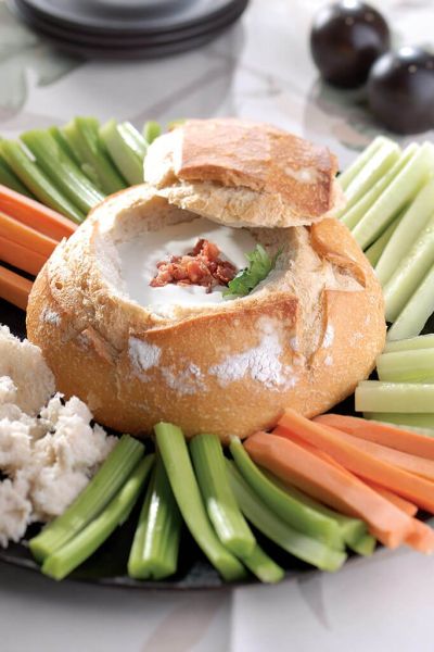 dip de queso azul en vasija de pan