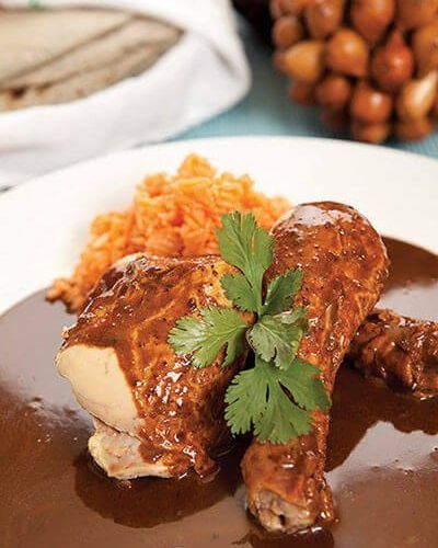 Mole de chiles secos con piernitas