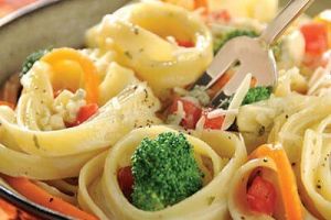 Fetuccini primavera con salsa de gorgonzola