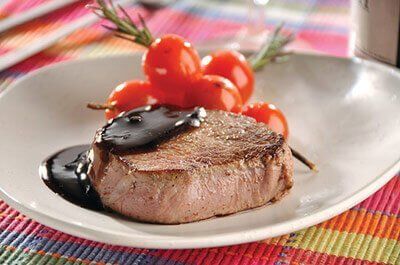 Filete con miel de balsámico y brocheta de jitomate cherry