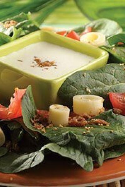 Ensalada de espinaca con aderezo de yogurt