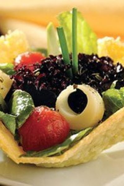 Canasta de queso con ensalada mixta