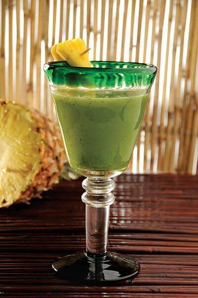 Agua de piña con alfalfa