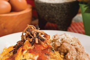 Huevos revueltos con tortilla bicolor