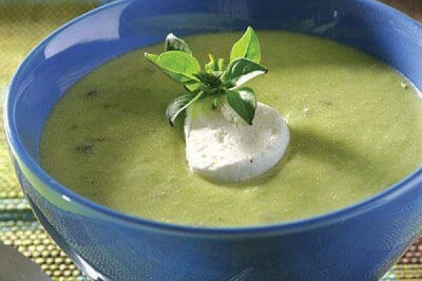 Sopa de chicharos con albahaca