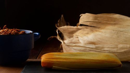 El que nace pa’ tamal del cielo le caen las hojas