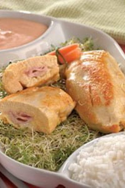 Pechugas rellenas de queso y jamón con salsa de chipotle