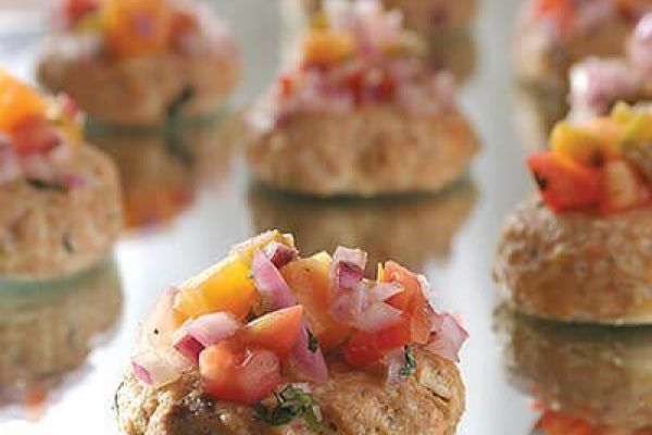 Pastelitos de salmón con pico de gallo de papaya