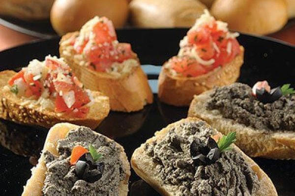 Bruschetta de tomate y dip de aceituna negra (tapenade)