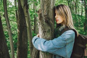 Bájale al estrés abrazando un árbol