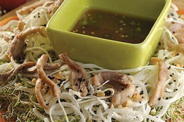 Ensalada de carne de cerdo con papaya