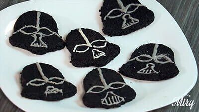 Galletas de chocolate en forma de Darth Vader