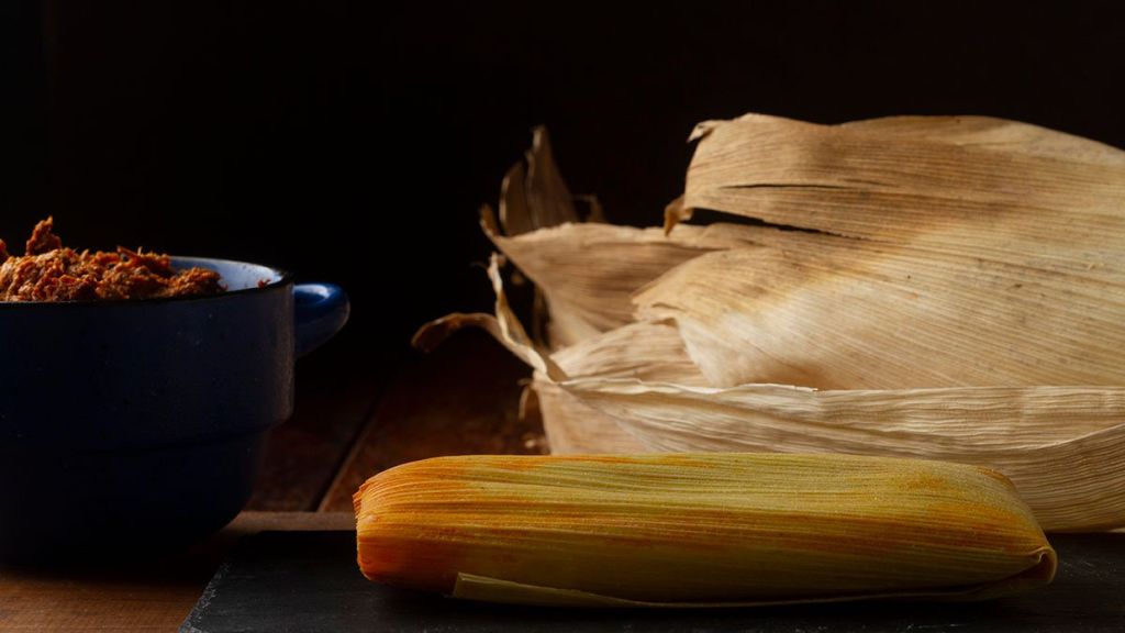 El que nace pa’ tamal del cielo le caen las hojas