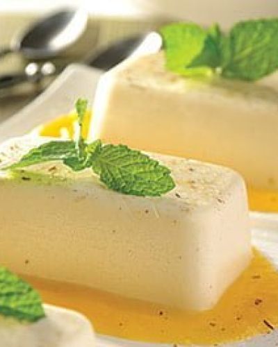 Panna cotta con salsa de duraznos