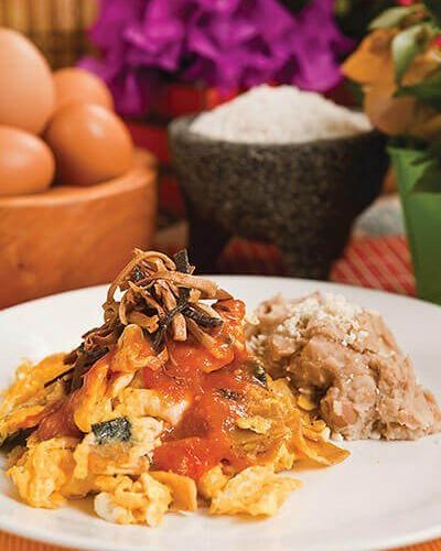 Huevos revueltos con tortilla bicolor