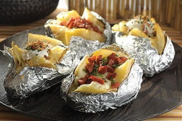 Papas al horno con crema y tocino