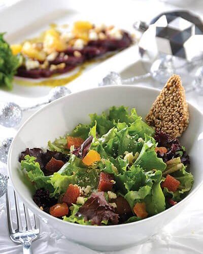 Ensalada de lechugas y kale con almendras azucaradas