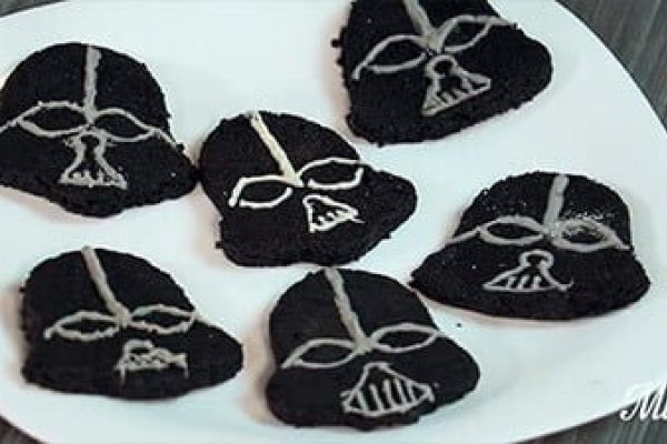 Galletas de chocolate en forma de Darth Vader