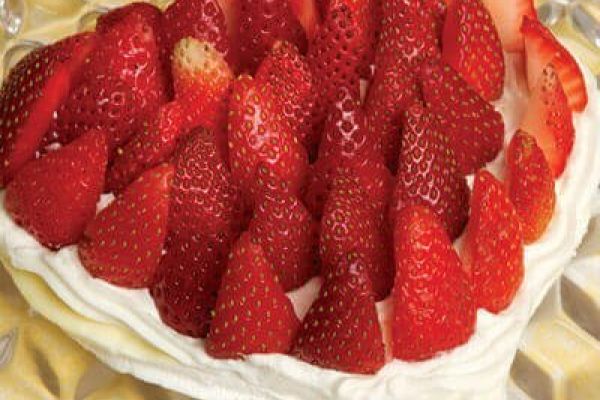 Merengue con chocolate blanco y fresas con crema