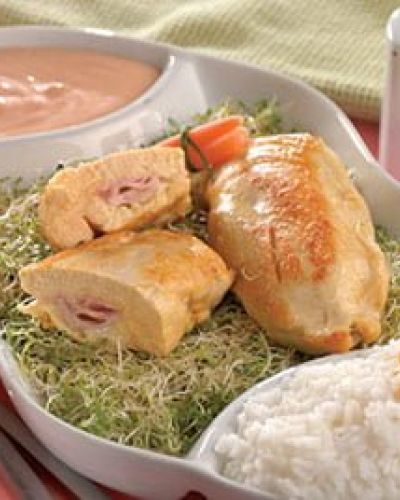 Pechugas rellenas de queso y jamón con salsa de chipotle