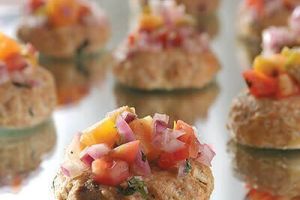 Pastelitos de salmón con pico de gallo de papaya