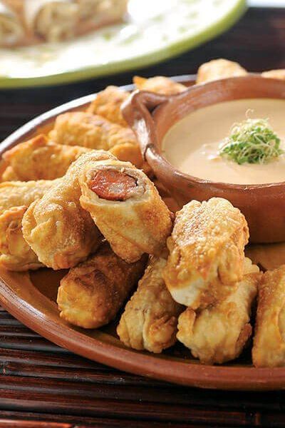 Rollitos de chistorra con dip de jalapeño