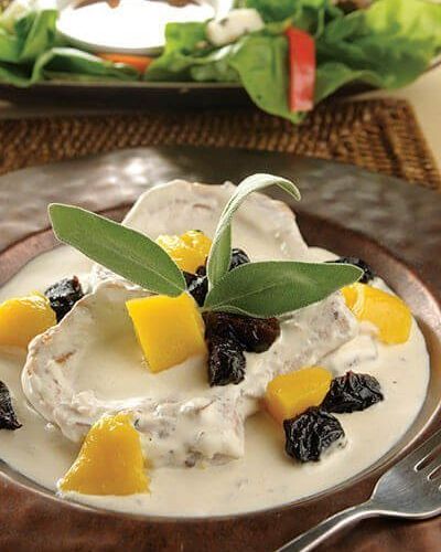 Chuletas con salsa blanca y frutas