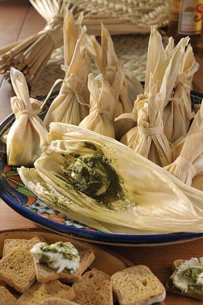 Tamalitos de queso con pesto de pistache