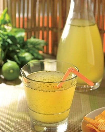 Agua de limón con hierbabuena